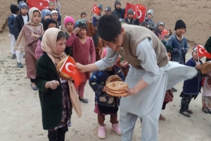 Afganistan bölgesinde çadırlarda yaşamlarını sürdüren yetim yoksul ailelere ekmek dağıtımlarımız devam ediyor