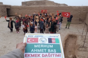 Afganistan bölgesinde çadırlarda yaşamlarını sürdüren yetim yoksul ailelere ekmek dağıtımlarımız devam ediyor