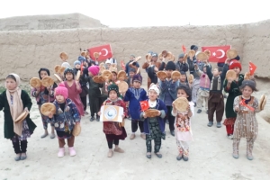 Afganistan cevizcan vilayetinde Ekmek dağıtımı yapıldı