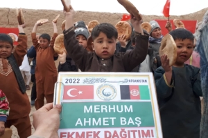 Afganistan bölgesinde çadırlarda yaşamlarını sürdüren yetim yoksul ailelere ekmek dağıtımlarımız devam ediyor