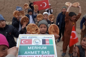Afganistan bölgesinde çadırlarda yaşamlarını sürdüren yetim yoksul ailelere ekmek dağıtımlarımız devam ediyor