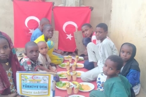 Afrika kıtası Burkina Faso ülkesinde Yetim yoksul çocuklara yemek dağıtımı