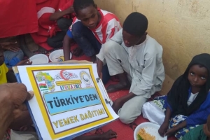 Afrika kıtası Burkina Faso ülkesinde Yetim yoksul çocuklara yemek dağıtımı