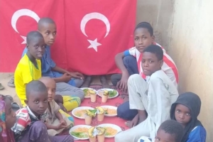 Afrika kıtası Burkina Faso ülkesinde Yetim yoksul çocuklara yemek dağıtımı