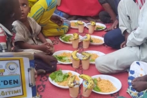 Afrika kıtası Burkina Faso ülkesinde Yetim yoksul çocuklara yemek dağıtımı
