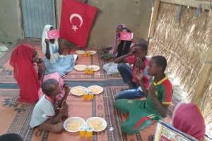 Afrika Malide yetim yoksul mazlum çocuklara yemek dağıtımı yapıldı