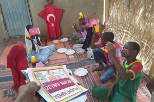 Afrika Malide yetim yoksul mazlum çocuklara yemek dağıtımı yapıldı
