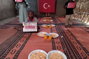 Afrika Malide yetim yoksul mazlum çocuklara yemek dağıtımı yapıldı