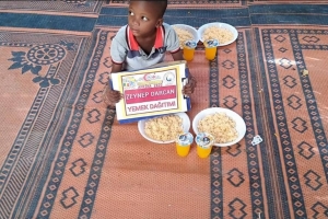 Afrika Malide yetim yoksul mazlum çocuklara yemek dağıtımı yapıldı