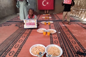 Afrika Malide yetim yoksul mazlum çocuklara yemek dağıtımı yapıldı