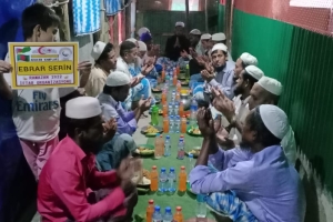 Ramazan ayında Arakan kamplarında yetim yoksul ailelere iftar yemeği verildi
