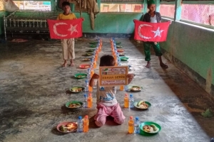 Ramazan ayında Arakan kamplarında yetim yoksul ailelere iftar yemeği verildi