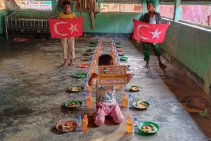 Ramazan ayında Arakan kamplarında yetim yoksul ailelere iftar yemeği verildi