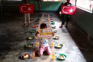 Ramazan ayında Arakan kamplarında yetim yoksul ailelere iftar yemeği verildi
