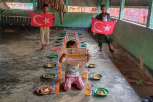 Ramazan ayında Arakan kamplarında yetim yoksul ailelere iftar yemeği verildi