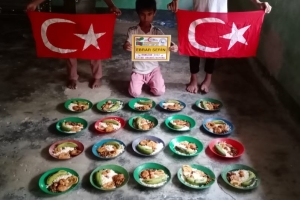 Ramazan ayında Arakan kamplarında yetim yoksul ailelere iftar yemeği verildi