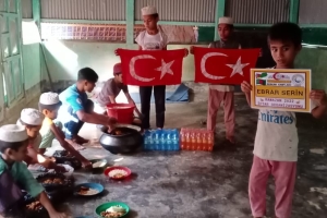 Ramazan ayında Arakan kamplarında yetim yoksul ailelere iftar yemeği verildi