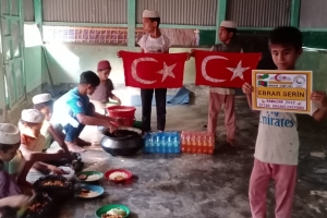 Ramazan ayında Arakan kamplarında yetim yoksul ailelere iftar yemeği verildi