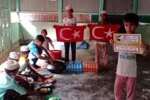 Ramazan ayında Arakan kamplarında yetim yoksul ailelere iftar yemeği verildi