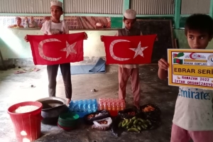 Ramazan ayında Arakan kamplarında yetim yoksul ailelere iftar yemeği verildi