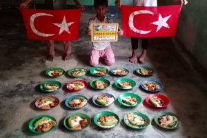 Ramazan ayında Arakan kamplarında yetim yoksul ailelere iftar yemeği verildi