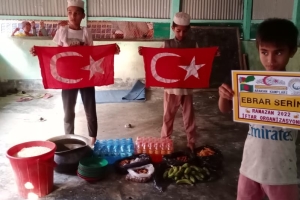 Ramazan ayında Arakan kamplarında yetim yoksul ailelere iftar yemeği verildi