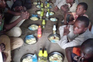 Ramazan ayında Afrika Gambiya'da yetim ve yoksul ailelere iftar yemeği verildi