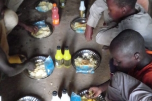 Ramazan ayında Afrika Gambiya'da yetim ve yoksul ailelere iftar yemeği verildi
