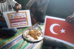 Afrika Madagaskar ülkesinde yoksul çocuklara yemek dağıtımı