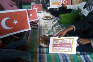 Afrika Madagaskar ülkesinde yoksul çocuklara yemek dağıtımı