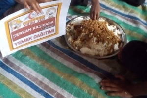 Afrika Madagaskar ülkesinde yoksul çocuklara yemek dağıtımı