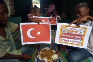 Afrika Madagaskar ülkesinde yoksul çocuklara yemek dağıtımı