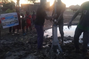 Afrika Nijer Su kuyusu suyun bulunması borularn döşenmesi ve tulumbanin takılması Murat Küçük sukuyusu 2022