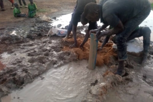 Afrika Nijer Su kuyusu suyun bulunması borularn döşenmesi ve tulumbanin takılması Murat Küçük sukuyusu 2022