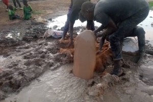 Afrika Nijer Su kuyusu suyun bulunması borularn döşenmesi ve tulumbanin takılması Murat Küçük sukuyusu 2022