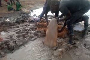 Afrika Nijer Su kuyusu suyun bulunması borularn döşenmesi ve tulumbanin takılması Murat Küçük sukuyusu 2022