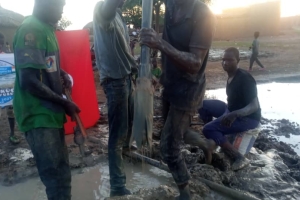 Afrika Nijer Su kuyusu suyun bulunması borularn döşenmesi ve tulumbanin takılması Murat Küçük sukuyusu 2022