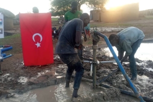 Afrika Nijer Su kuyusu suyun bulunması borularn döşenmesi ve tulumbanin takılması Murat Küçük sukuyusu 2022