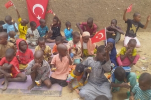 Afrika Kamerun çocukları sevindirme bisküvi dağıtımı gerçekleştirildi Ağustos 2022