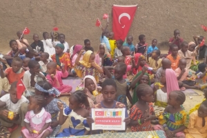 Afrika Kamerun çocukları sevindirme bisküvi dağıtımı gerçekleştirildi Ağustos 2022