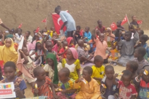 Afrika Kamerun çocukları sevindirme bisküvi dağıtımı gerçekleştirildi Ağustos 2022