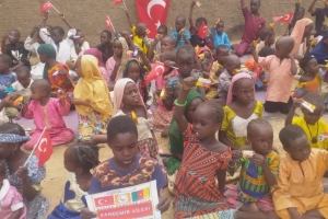 Afrika Kamerun çocukları sevindirme bisküvi dağıtımı gerçekleştirildi Ağustos 2022