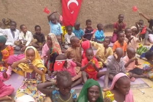 Afrika Kamerun çocukları sevindirme bisküvi dağıtımı gerçekleştirildi Ağustos 2022