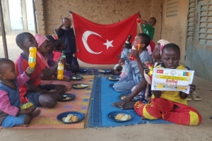 Yetimi yoksulu gozetenler derneği olarak Afrika Kamerunda yemek dağıtımı yaptik.