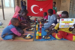 Yetimi yoksulu gozetenler derneği olarak Afrika Kamerunda yemek dağıtımı yaptik.
