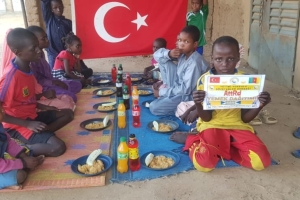 Yetimi yoksulu gozetenler derneği olarak Afrika Kamerunda yemek dağıtımı yaptik.