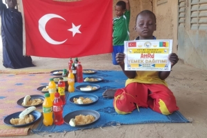 Yetimi yoksulu gozetenler derneği olarak Afrika Kamerunda yemek dağıtımı yaptik.