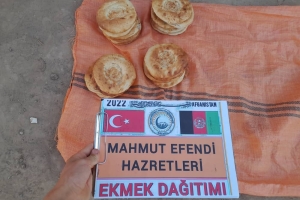 Mahmut efendi hazretleri adına Afganistan'da ekmek dağıtımında bulunduk