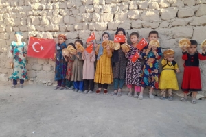 Mahmut efendi hazretleri adına Afganistan'da ekmek dağıtımında bulunduk