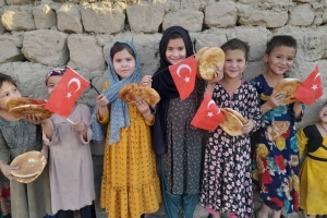 Mahmut efendi hazretleri adına Afganistan'da ekmek dağıtımında bulunduk